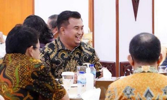 Bupati Sutan Riska.
