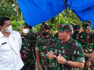 Sekdakab Padang Pariaman Rudy Repenaldi Rilis sedang serius menyimak pembicaraan Danrem Wirabraja Sumbar Brigjen TNI Purmanto.