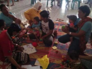 Giat imunisasi bayi di Mentawai.