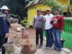 Goro membangun bahu jalan.