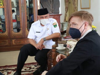 Gubernur Mahyeldi bersama Konsul Amerika Serikat.