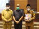 Gubernur Mahyeldi besama Ketua dan Sekretaris DPRD Sumbar.