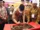 Gubernur Mahyeldi menandatangani prasasti peresmian Masjid Ikhlas Asam Jao.
