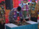 Gubernur Mahyeldi saat menandatangani prasasti.