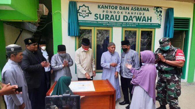 Gubernur Mahyeldi saat mengahadiri acara peresmian.