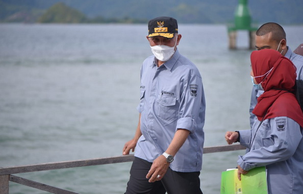Gubernur Mahyeldi saat mengunjungi Taluak Sikulo.