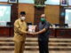 Gubernur Sumbar Mahyeldi Ansyarullah menyerahkan nota pengantar kepala Daerah tahun 2021 kepada Ketua DPRD Sumbar Supardi