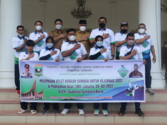 Gubernur bersama atlet yang akan mengikuti kejurnas.