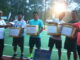 Ketua Pelti Tanah Datar H Imran Syukur saat menyerahkan hadiah kepada pasangan juara tiga kembar.