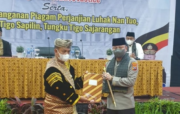 Ketua Umum LKAAM Sumbar DR. Fauzi Bahar Dt. Nan Sati bersama Kapolda Sumbat Teddy Minahasa.