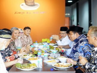 Bupati Padang Pariaman Suhatri Bur Dt Putiah menikmati makanan di Lapau Piaman di Sekretariat PKDP Kota Padang.