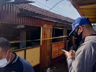 Lokasi kebakaran yang dipasangi garis polisi.