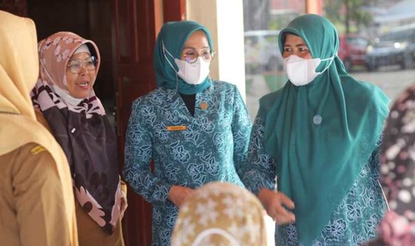 Ketua TP PKK Padang Pariaman Ny. Yusrita Suhatri Bur bersama kader PKK Padang Pariaman.