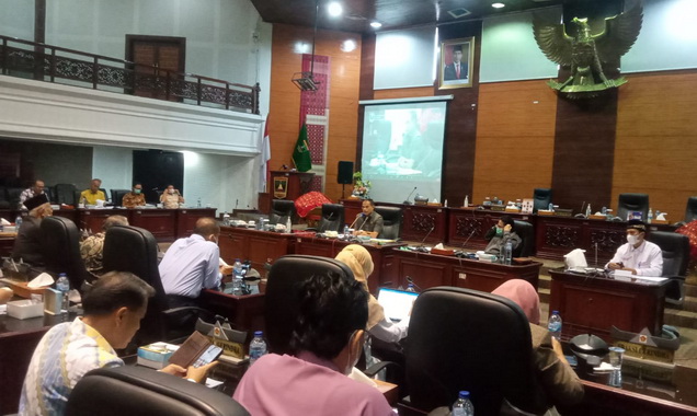 Penyampaian RUU daerah istimewa provinsi Minangkabau oleh team BP2DIM.