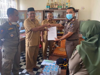 Penyerahan Salinan SK pengukuhan Satlinmas Nagari pengaman Pilwanag serentak .