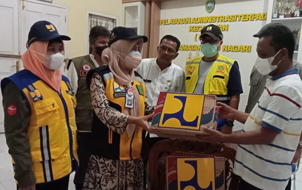 Penyerahan bantuan dari BWS V Padang.
