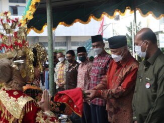 Prosesi penyambutan gubernur Mahyeldi di SMAN 10 Padang.