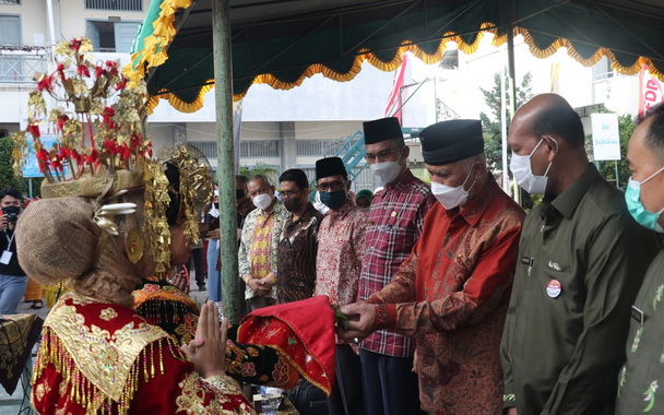Prosesi penyambutan gubernur Mahyeldi di SMAN 10 Padang.