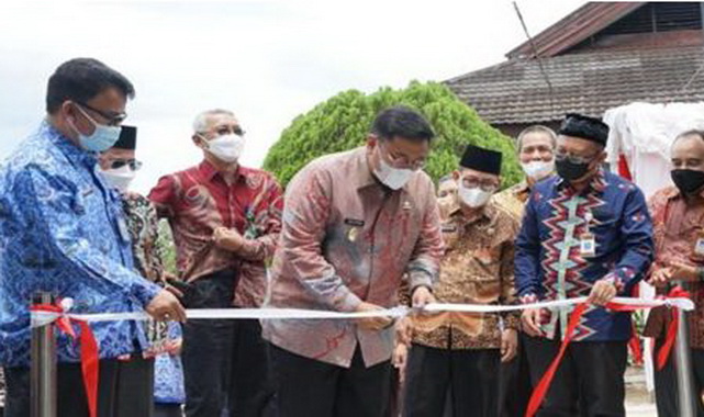 Wakil Bupati Richi Arpian sedang menggunting pita peresmian.