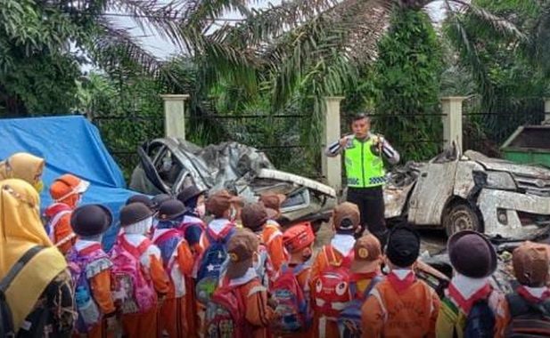 Sosialisasi tertib berlalulintas kepada peserta PAUD di Dharmasraya.