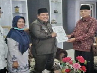Bupati Padang Pariaman Suhatri Bur bersama pembina, pengawas dan pengurus yayasan serta pimpinan STIT Syekh Burhanuddin Pariaman.