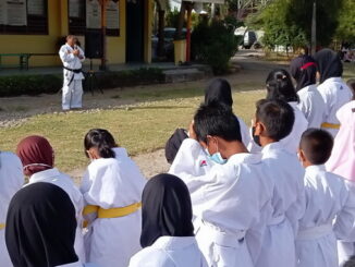 Surfa Yondri saat memberi pengarahan.