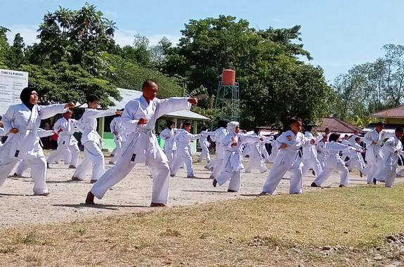 Ujian kenaikan sabuk Lemkari Kota Padang di halaman SMK TARUNA Padang.