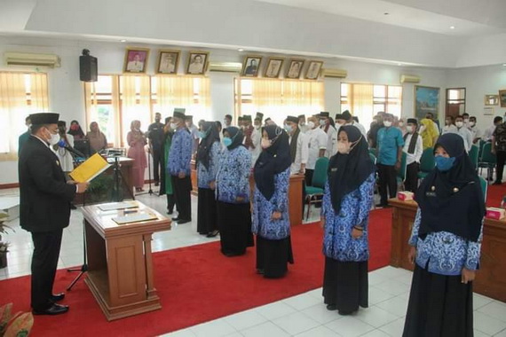 Wabup Richi Aprian melatik lima pejabat adminstratif Kab. Tanah Datar.