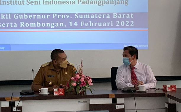 Wagub Audy Joinaldi bersama rektor ISI Padang Panjang.