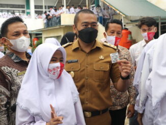 Wagub Audy Joinaldi bersama siswa SMA Adabiah Padang.