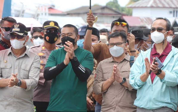 Wagub Audy Joinaldi saat mengunjungi Mentawai.