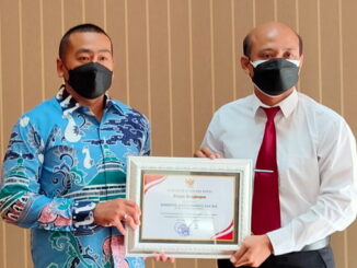 Wagub Audy Joinaldy menyerahkan piagam penghargaan.