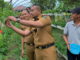 Wagub Audy Joinaldy saat memetik buah strawbery.