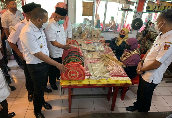 Wagub Audy Joinaldy saat meninjau hasil kerajinan masyarakat Sungai Landia.