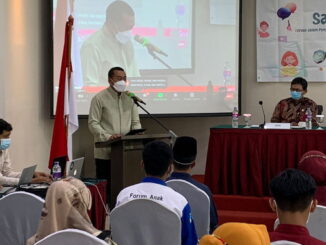 Wagub Audy Joinaldy saat memberi sambutan pada sosialisasi internet pintar sahabat anak di Padang.