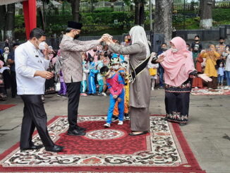 Wako Bukittinggi bersama Bunda Paud melakukan permainan tradisional dengan murid Paud pada gebyar TK-RA Kecamatan MKS.