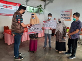 Wako Bukittinggi serahkan bansos Kemensos RI.