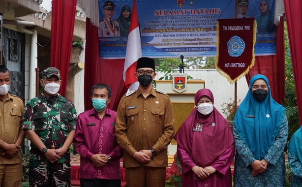 Wako Erman Safar bersama Ketua Dasawisma Bunga Biru 10 dan tim penilai.