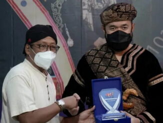 Wako Fadly Amran menerima Anugerah Kebudayaan PWI Pusat.