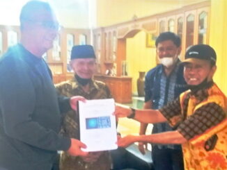 Walikota Payakumbuh, Riza Falepi proposal dari kurator seni rupa Muharyadi sekaitan rencana pembangunan Mesjid Agung Salman di Sawah Kareh.