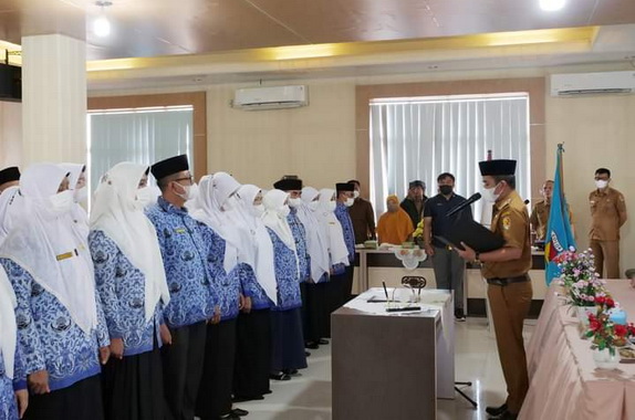 Wawako Ramadhani saat melakukan pelantikan.