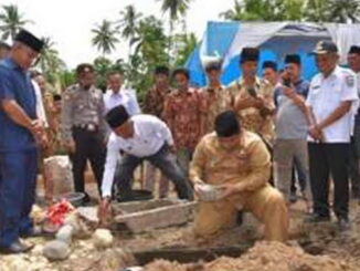 Bupati Padang Pariaman Suhatri Bur Dt. Putiah meletakan batu pertama pembangunan Musholla Baiturrahman.