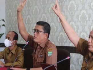 Staf Ahli Gubernur Sumbar Syafrizal Ucok, Sekdakab Rudi Repenaldi Rilis dan Asisten II Setdakab Padang Pariaman Rudi Ahmad mengangkat tangan pertanda setuju.