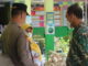 Kadis Dikbud Anwar dan Kapolres Padang Pariaman AKBP M Qori Oktohandoko memantau imunisasi Covid-19 untuk anak usia 6-11 tahun di SDN 01 Lubuk Alung.