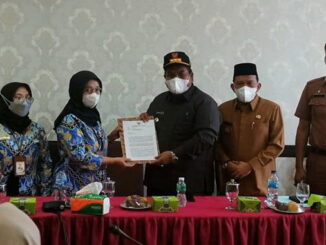 Didampingi Wabup Rahmang, Bupati Suhatri Bur menerima Rapor Kuning dalam kepatuhan Standar Pelayanan Publik dari Kepala Perwakilan Ombudsman Sumbar Yefri Herliani.