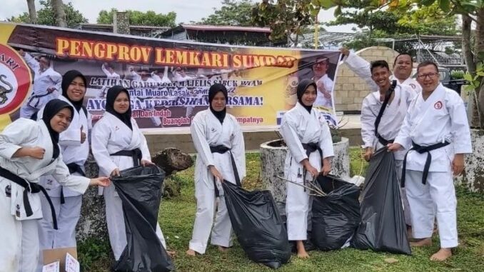 Aksi Bersih-bersih Lemkari Sumbar
