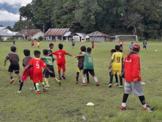 Anak anak SSB- PBS kelompok umur 10 - 12 bersiap untuk latihan di lapangan Gunung Sejati,Padang Panjang.