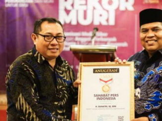 Bupati Padang Pariaman Suhatri Bur Dt. Putiah bersama Ketua Umum SMSI Pusat Firdaus.