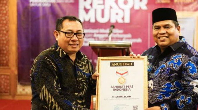 Bupati Padang Pariaman Suhatri Bur Dt. Putiah bersama Ketua Umum SMSI Pusat Firdaus.