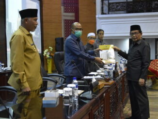 Bakri Bakar menyerahkan hasil laporan pansus kepada ketua DPRD Sumbar.